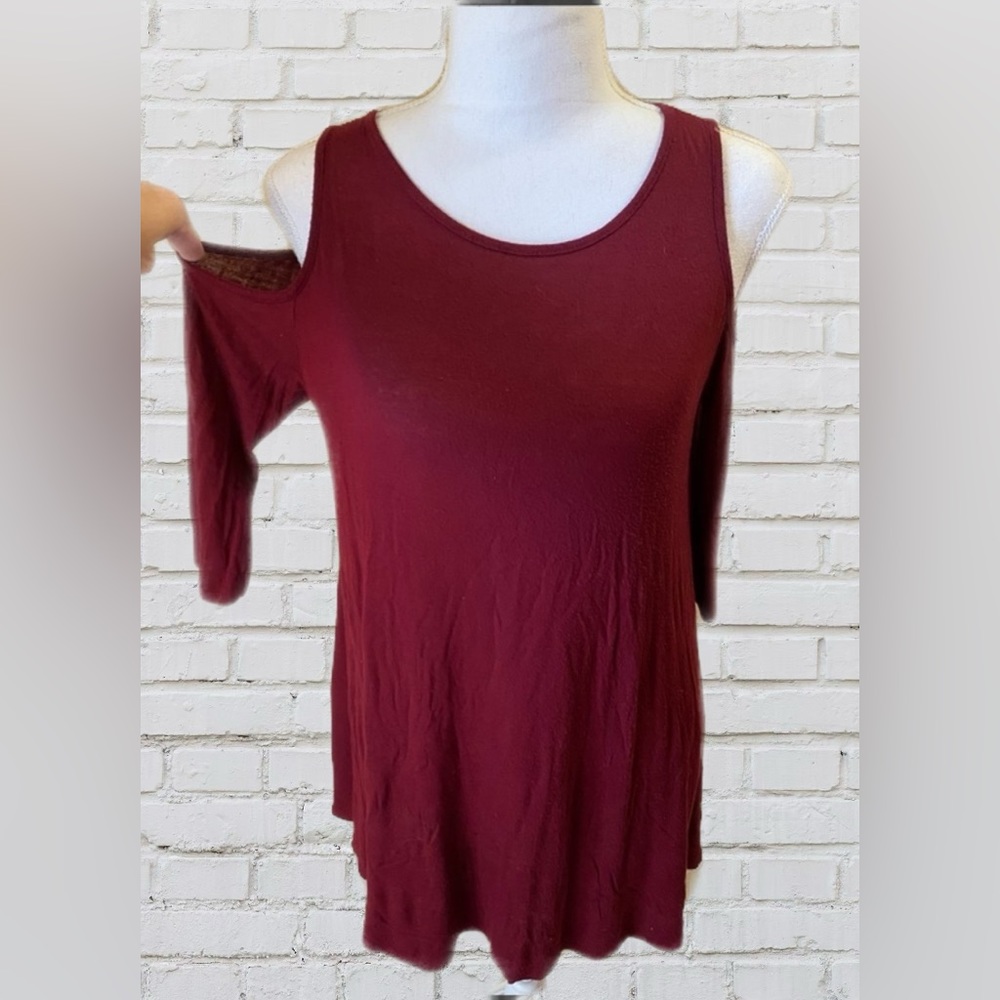 ⭐️3 for $15 ACTIVE USA Cold Shoulder Size small Blouse in Crimson